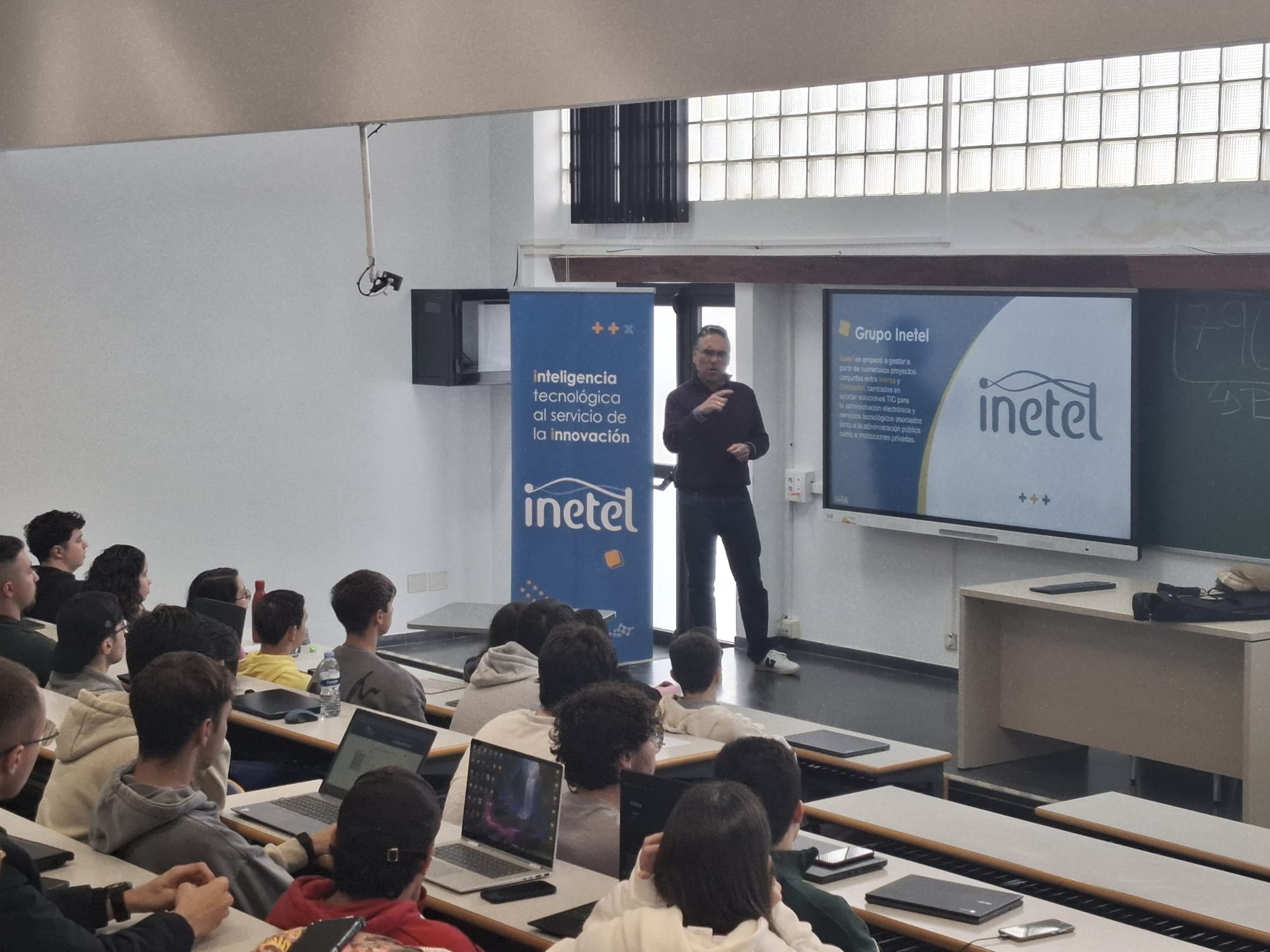 Momento de la charla impartida por Carmelo León