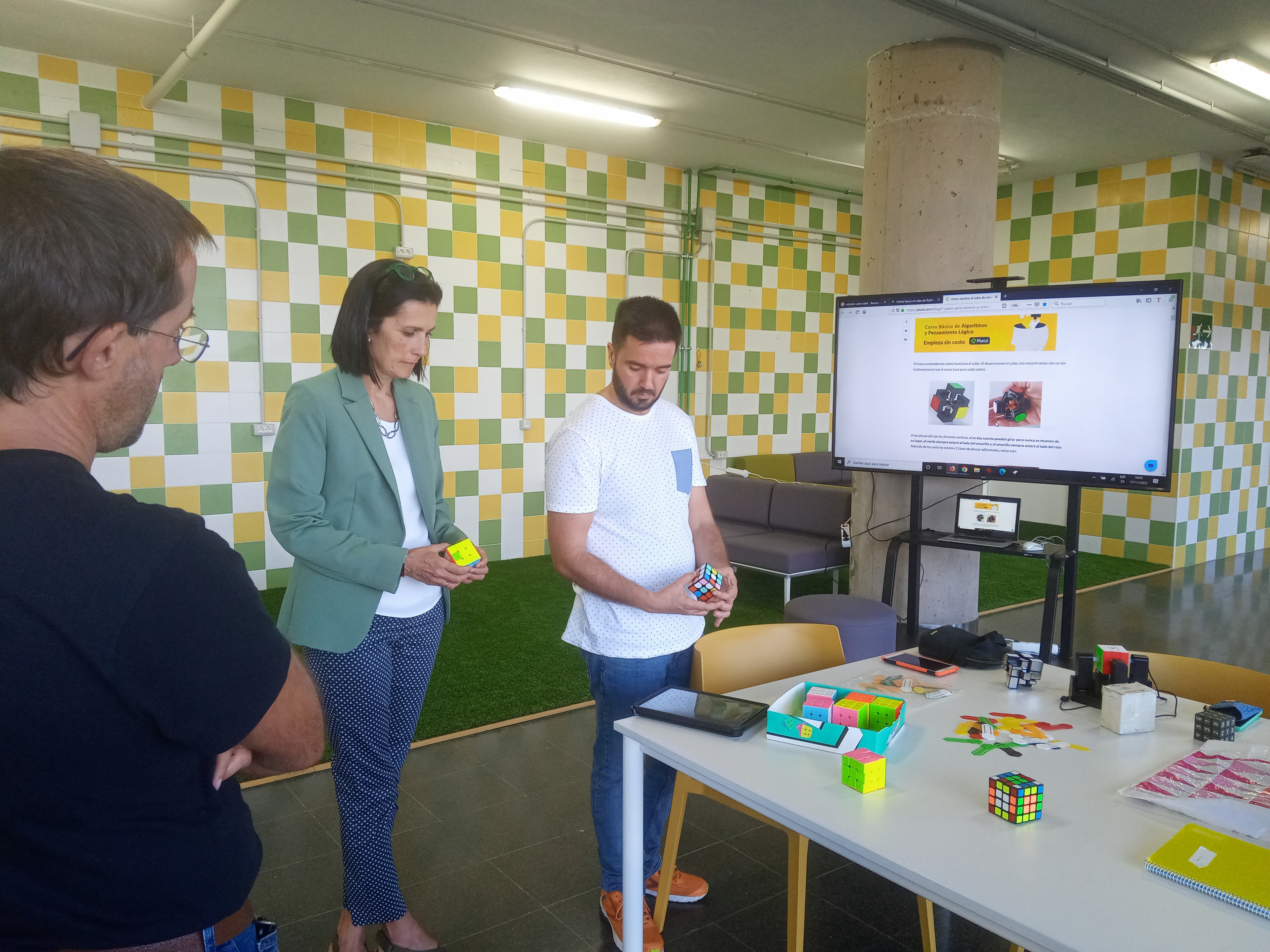 Imagen de un momento del taller de iniciación al cubo de Rubik