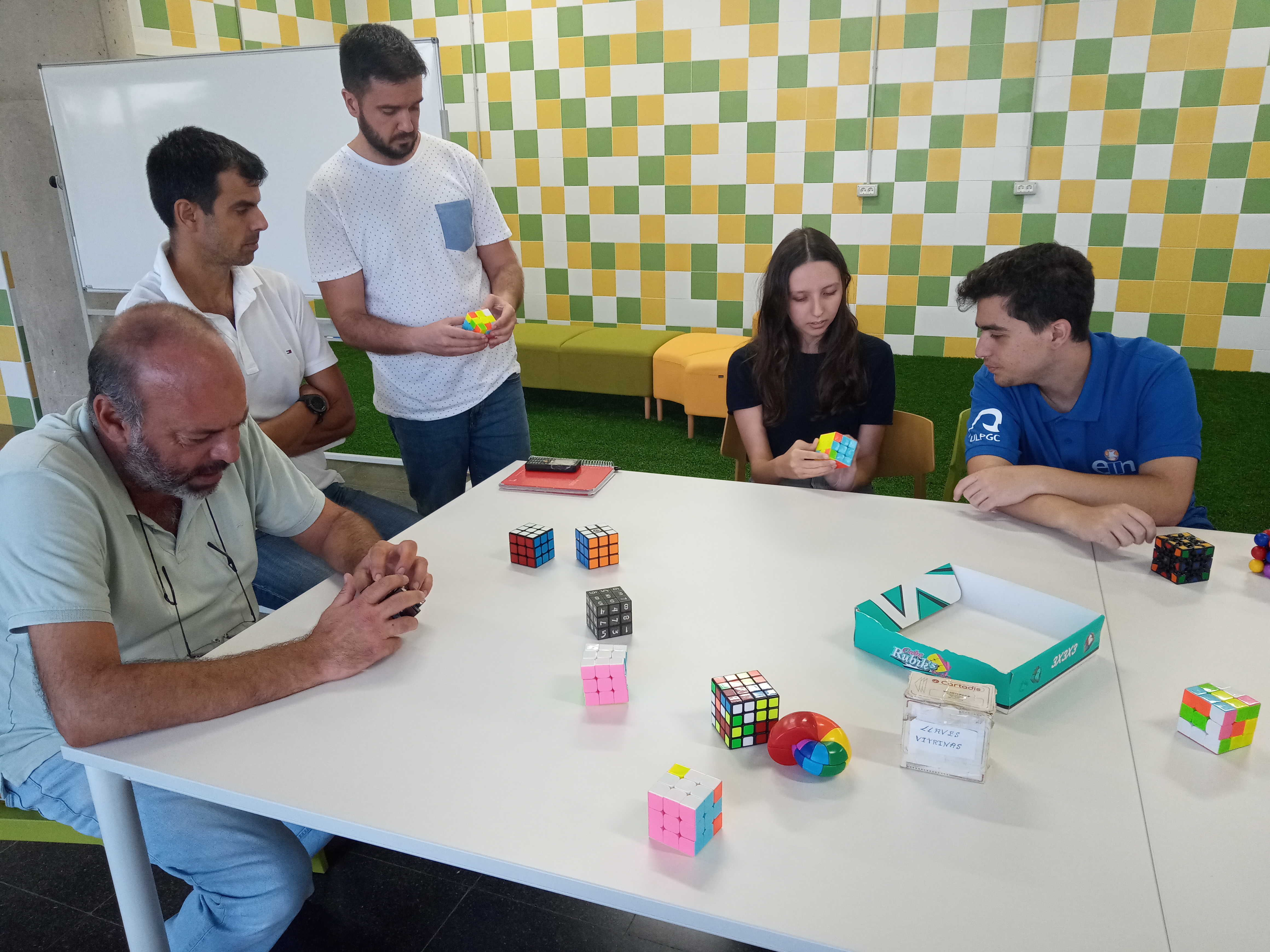 Imagen de un momento del taller de iniciación al cubo de Rubik