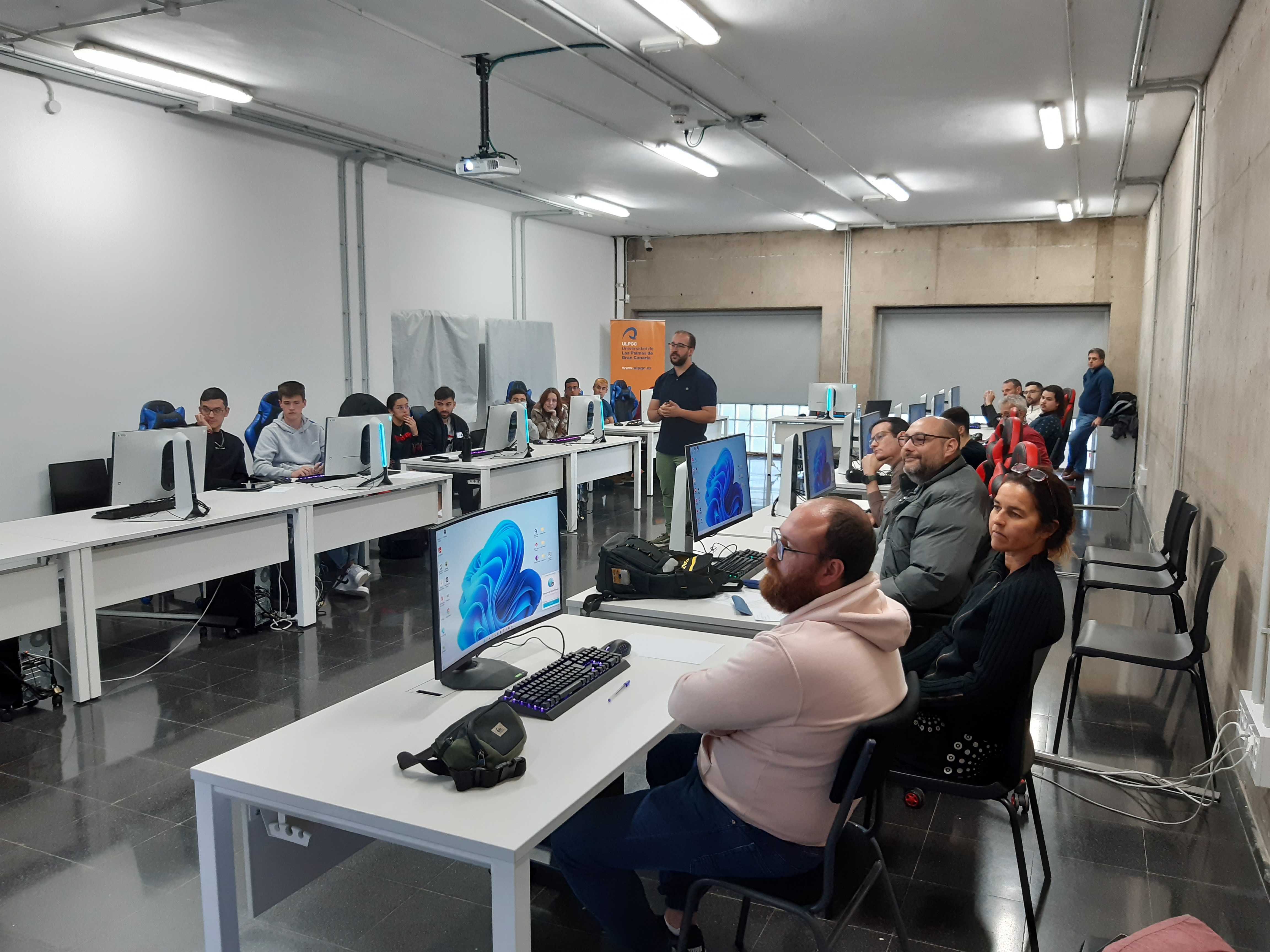 Fotografía de una instantánea de los talleres motivos del CyberCamp