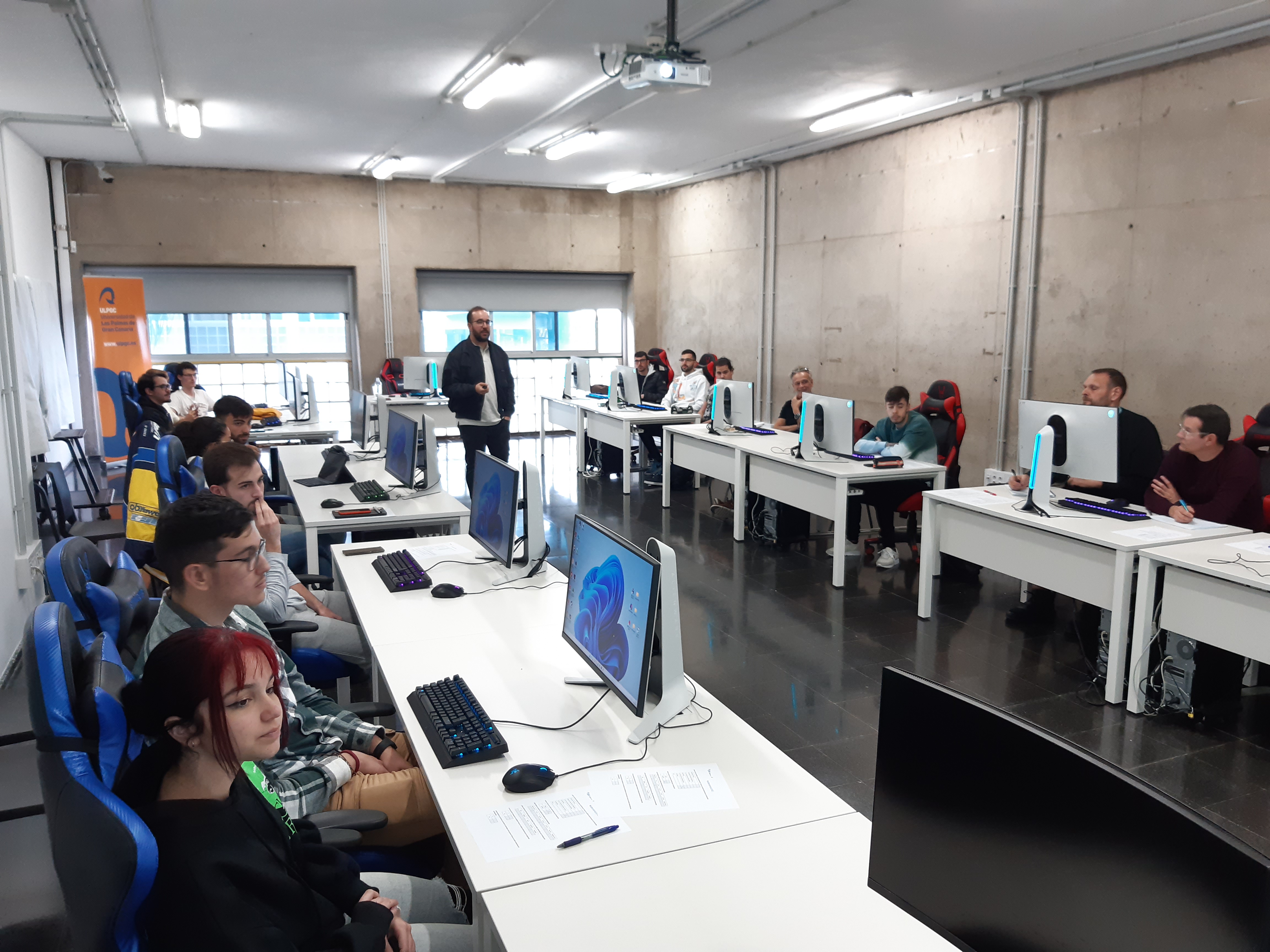 Fotografía de una instantánea de los talleres motivos del CyberCamp