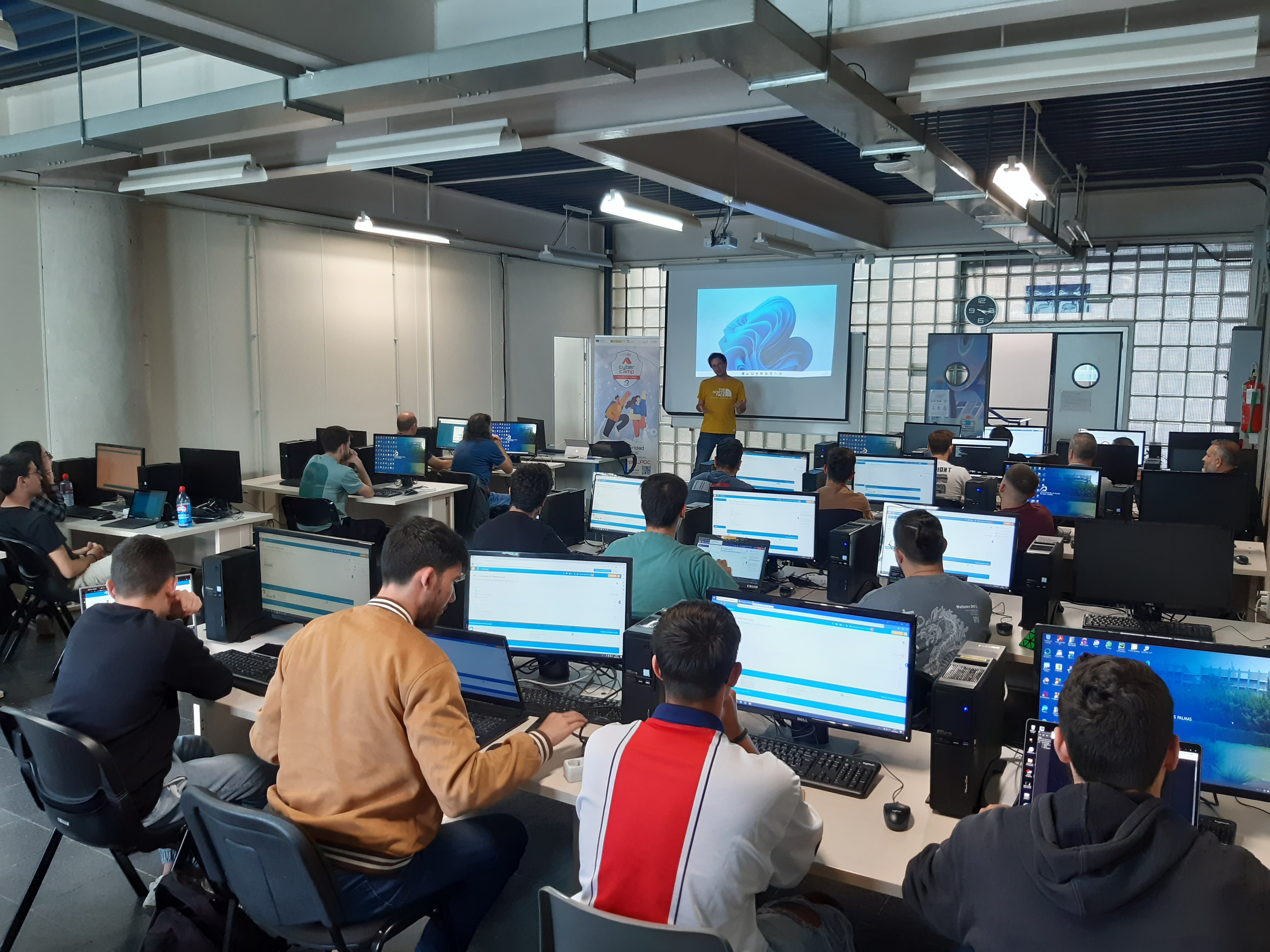 Fotografía de una instantánea de los talleres del CyberCamp