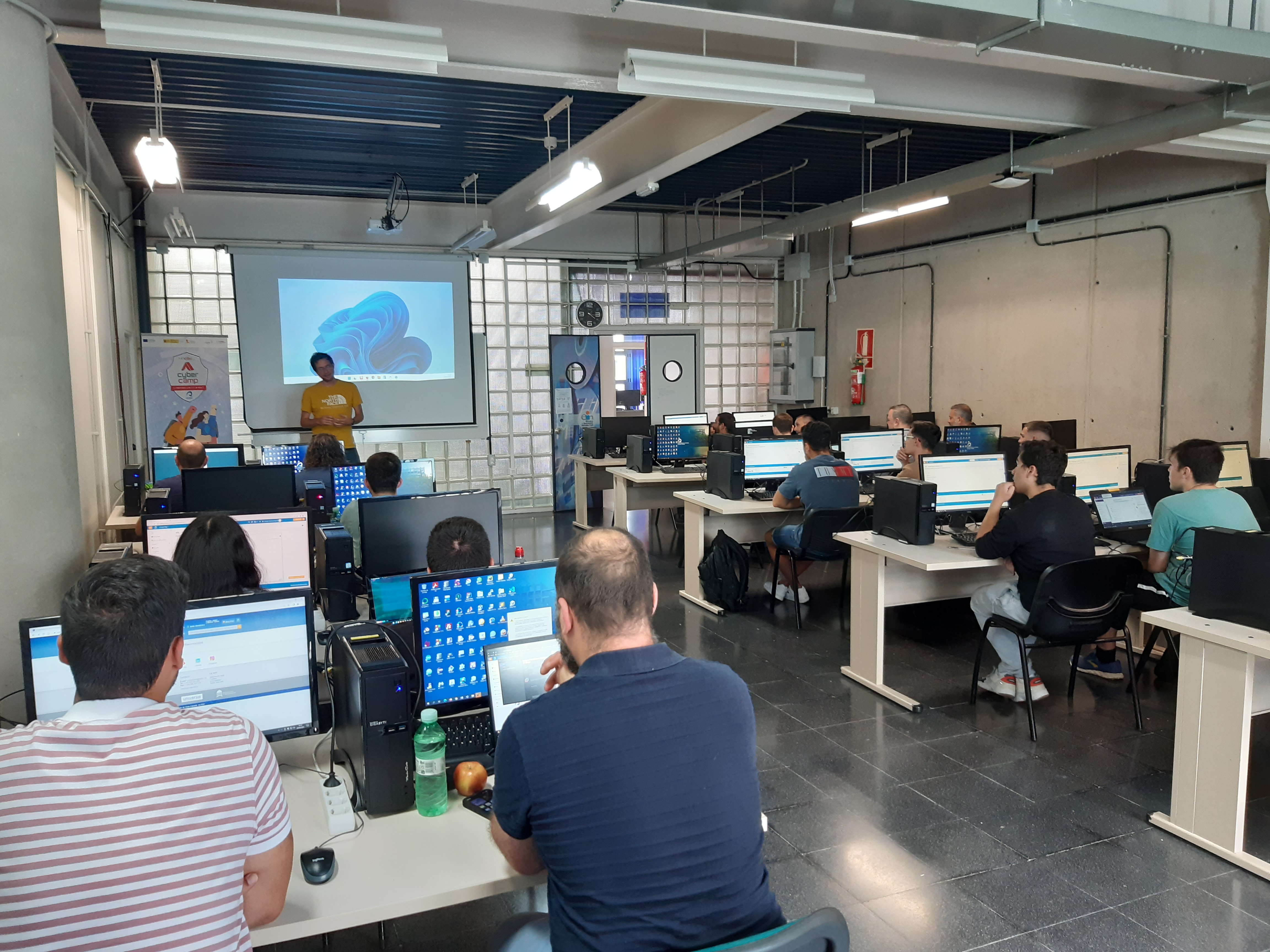 Fotografía de una instantánea de los talleres del CyberCamp