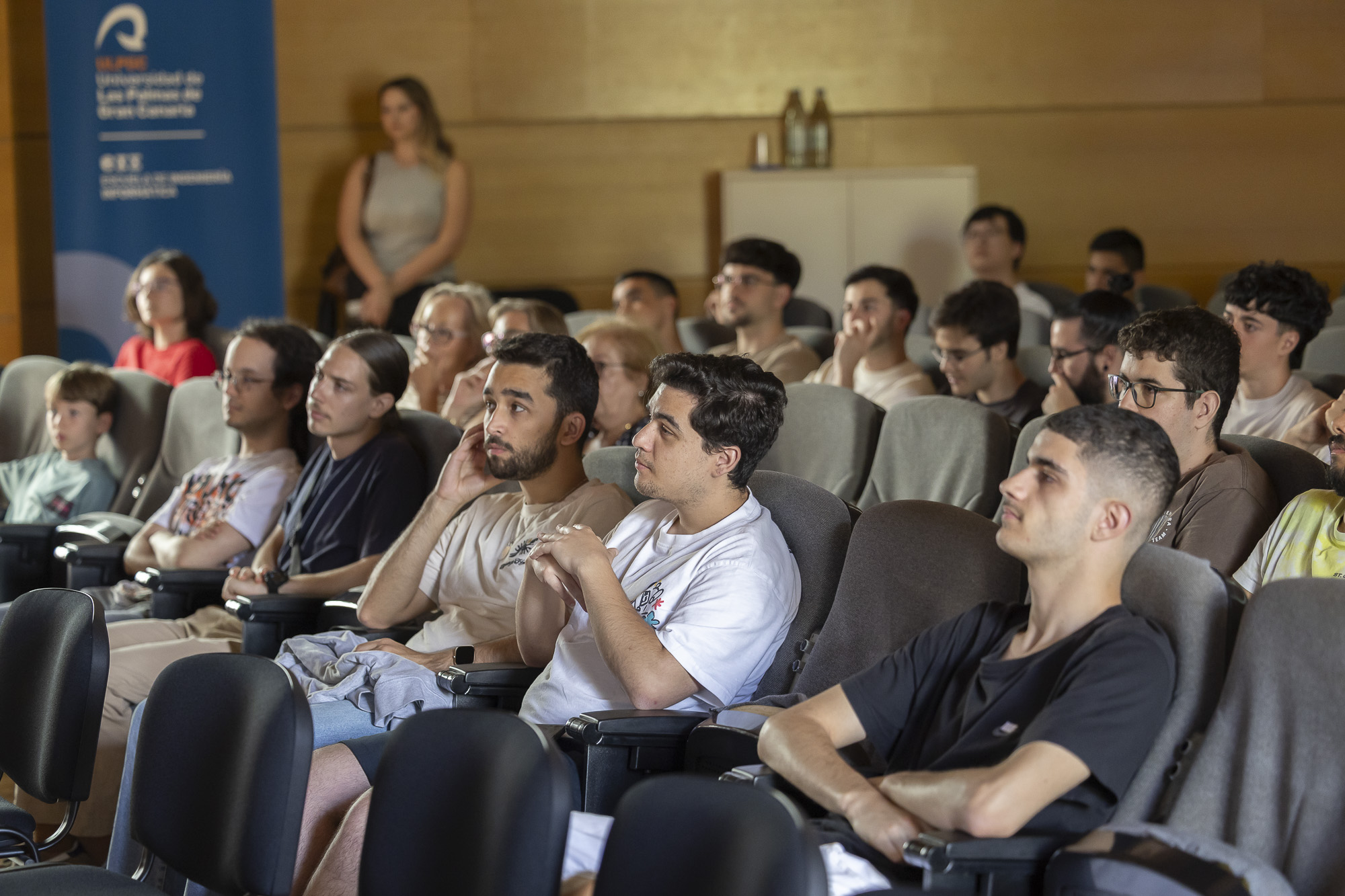 Asistentes charla sobre ciberseguridad EII
