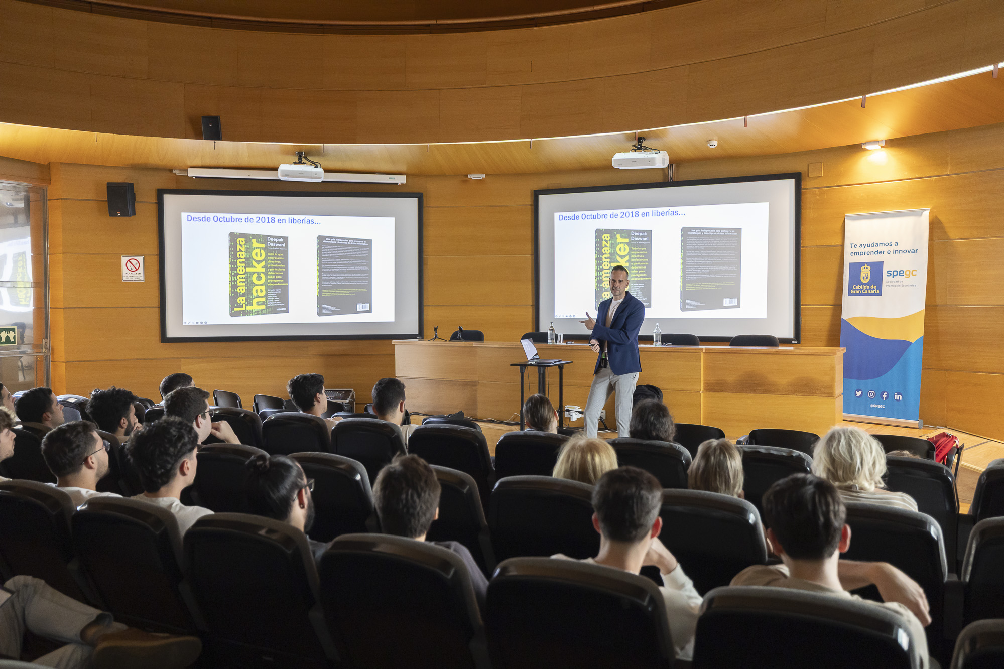 Deepak Daswani y asistentes charla sobre ciberseguridad EII