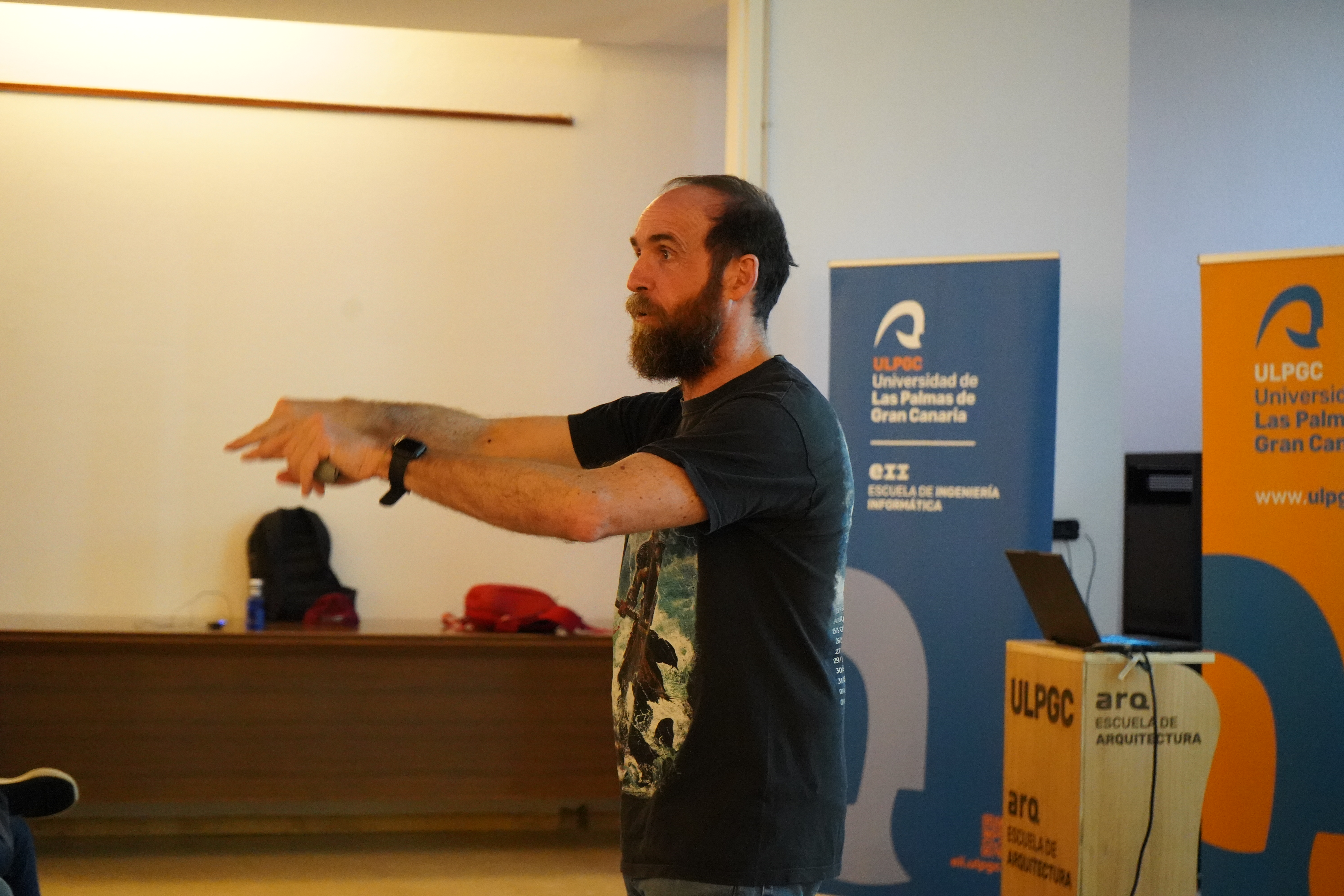 Imagen de la charla de Eduardo Sáenz de Cabezón