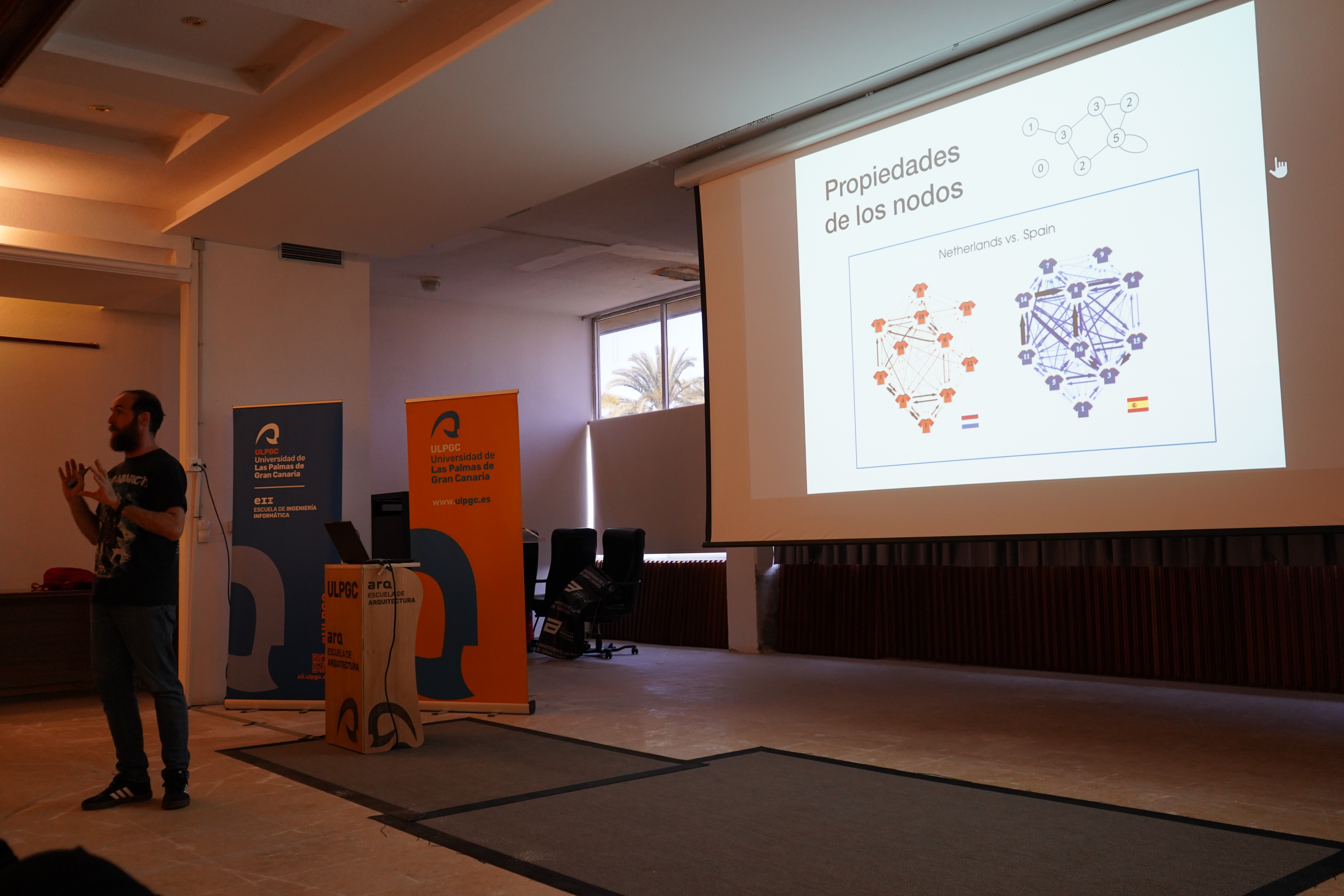 Imagen de la charla de Eduardo Sáenz de Cabezón