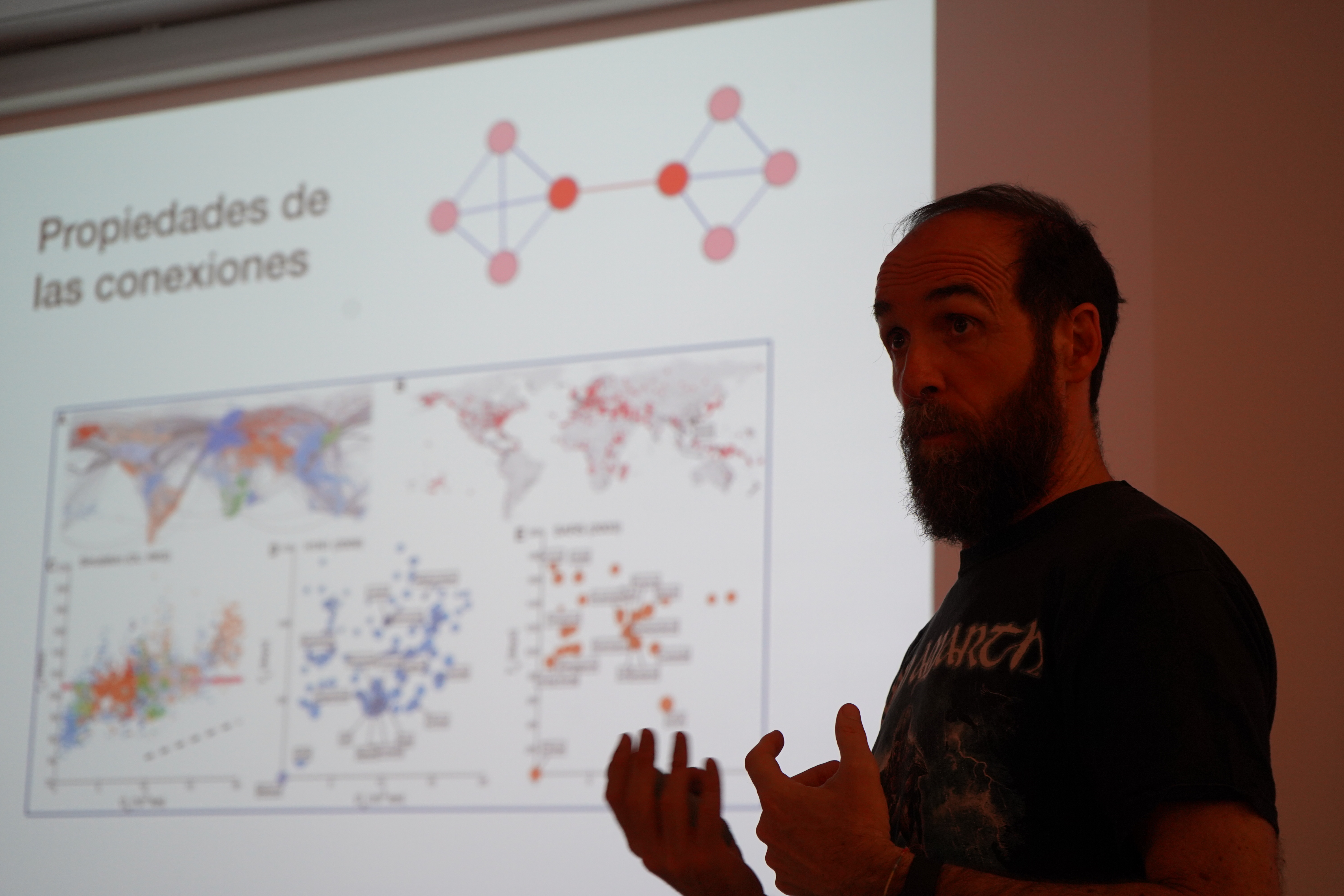 Imagen de la charla de Eduardo Sáenz de Cabezón