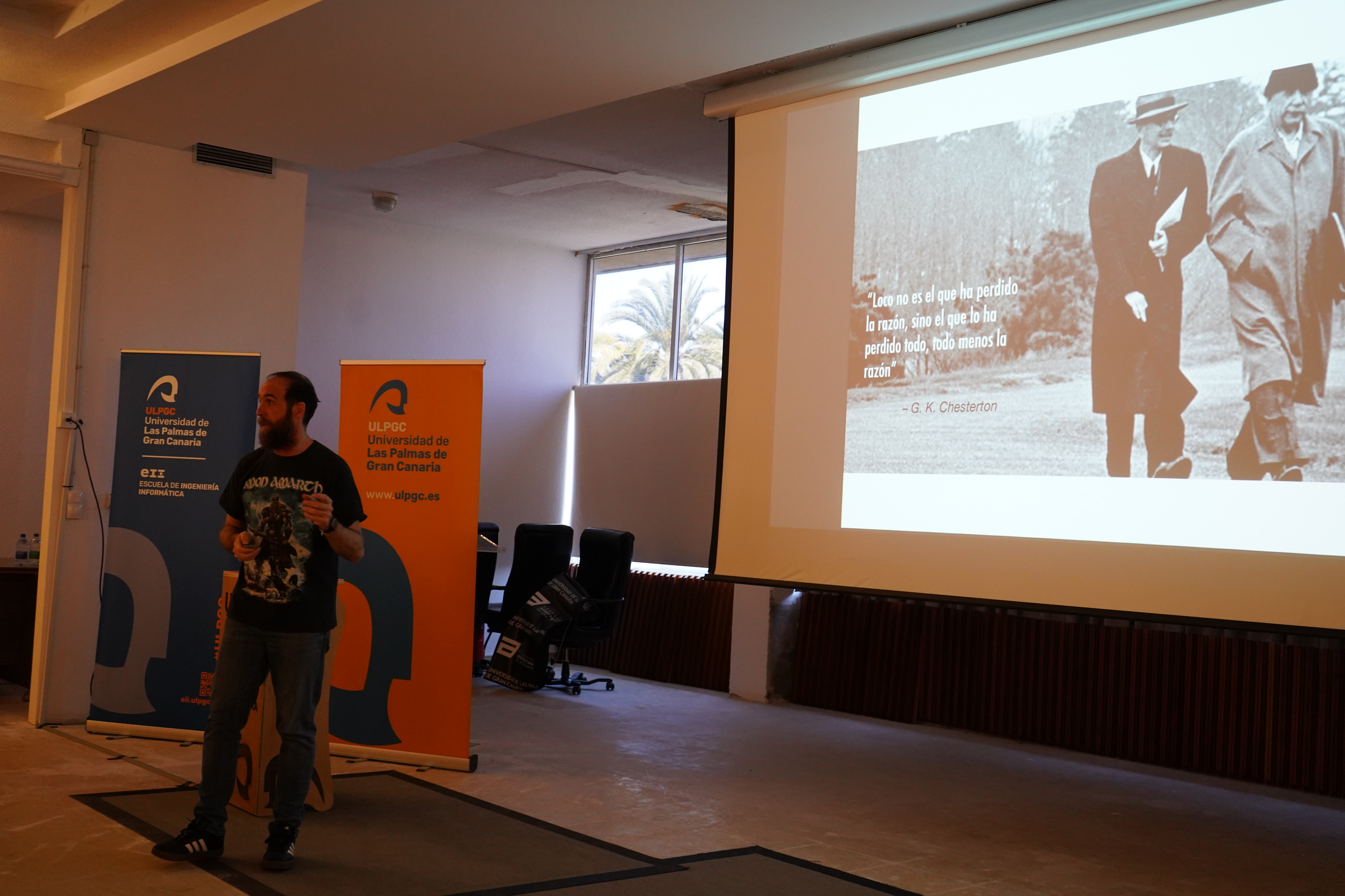 Imagen de la charla de Eduardo Sáenz de Cabezón