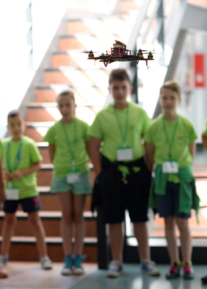 Imagen de niños con un drone