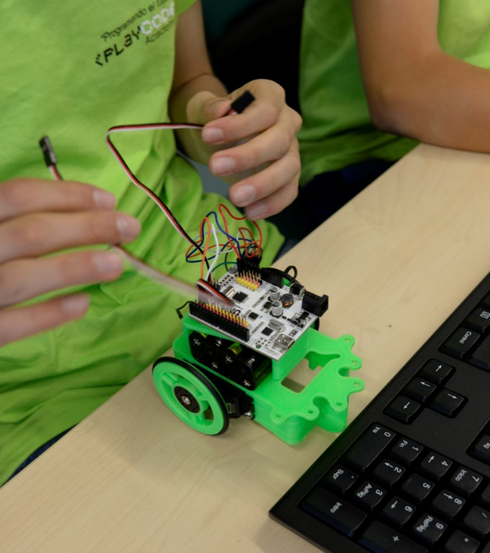 Imagen de un niño con un arduino