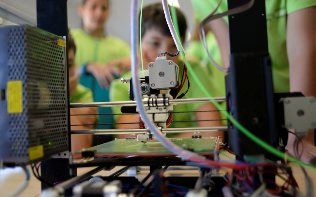 Imagen de niños con una impresora 3D