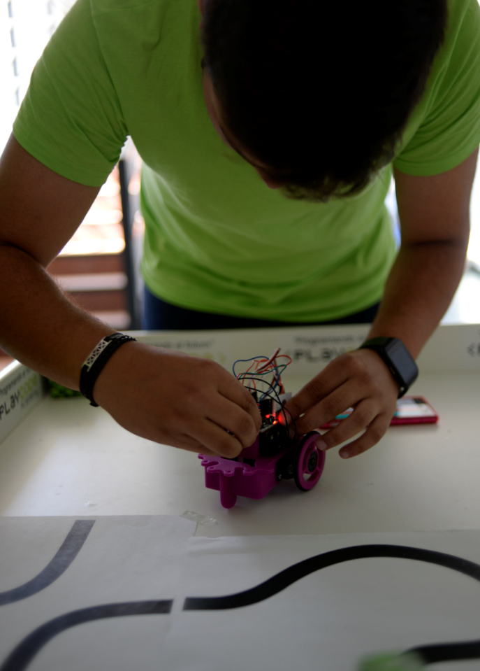 Imagen de un niño cableando