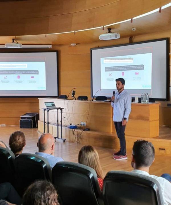 Foto de Manuel Domínguez Gil dando una charla en la ULPGC