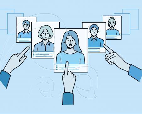 Manos señalando varios perfiles de personas sonriendo. Implícito que son seleccionadas para trabajar.