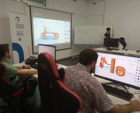 Imagen de un momento del taller de impresión 3d