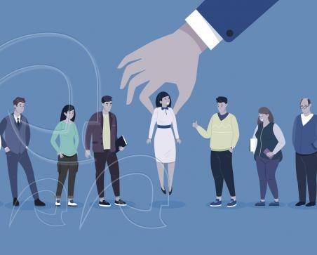 Una mano gigante con traje coge a una persona de entre la multitud. Se alegran por ella, es implícito que ha conseguido empleo.