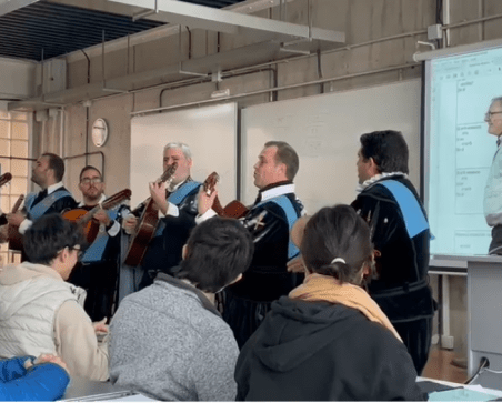 Imagen de un momento del pasaclase de la Tuna de Informática de la ULPGC por el día de los enamorados.
