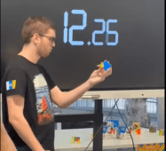 Imagen decorativa de un momento de la exhibición del cubo de Rubik
