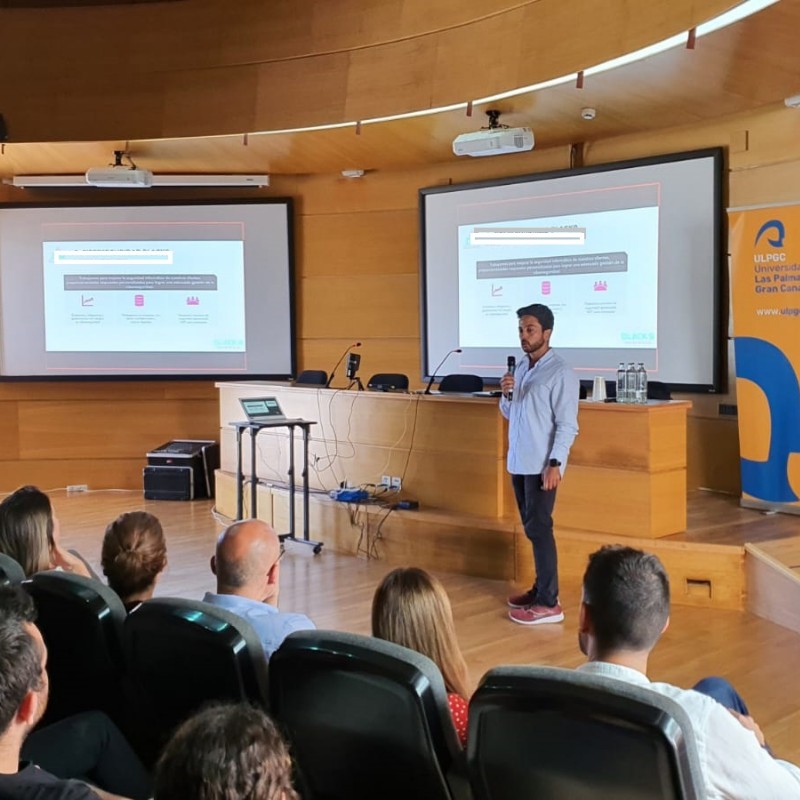 Foto de Manuel Domínguez Gil dando una charla en la ULPGC